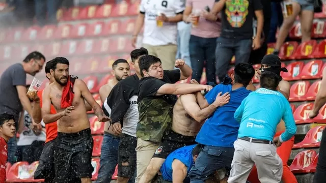 El delantero mexicano-peruano no ocultó su malestar por la barbarie vivida en el Querétaro vs. Atlas. | Foto: Twitter.