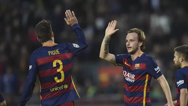 Piqu&amp;eacute; y Rakitic celebrando uno de los goles del Barcelona.