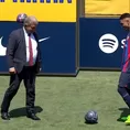 Raphinha dio toques de balón con Laporta en su presentación en el Barcelona