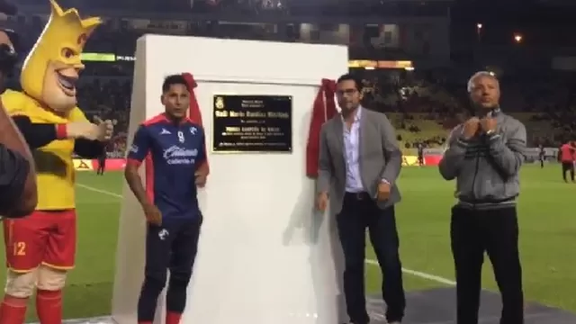 Raúl Ruidíaz recibe homenaje. Foto: Twitter Monarcas Morelia.