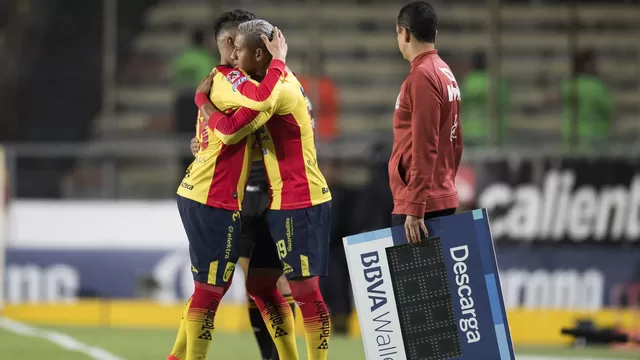 Sandoval ingresó a los 8 minutos por Carlos Adrián Morales, homenajeado por el club | Foto: Univisión | Video: TV Azteca