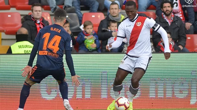 Con Advíncula los 90 minutos, Rayo Vallecano superó 2-0 al Valencia por la Liga