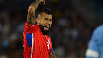 La reacción y crítica de Vidal tras la derrota de Chile ante Brasil por las Eliminatorias al Mundial 2026. | Video: Kick / Foto: AFP