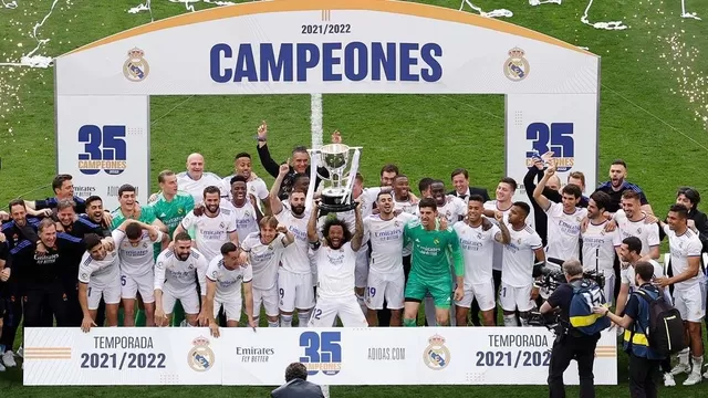 Marcelo alzó el trofeo en la cancha del Bernabéu. | Foto: @realmadrid/Video: @tv2sport