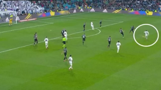 Casemiro levant&amp;oacute; a los hinchas del Real Madrid de sus asientos. | Foto: Captura de Video
