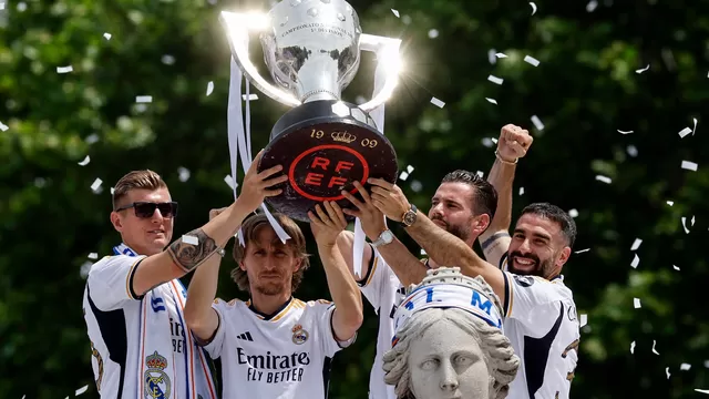 El equipo de Carlo Ancelotti alzó la copa de LaLiga tras ganarle al Granada, posteriormente celebró con su hinchada / Foto: AFP / Video: América Deportes