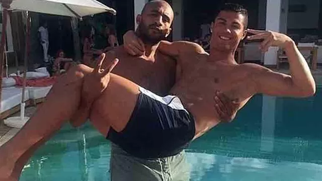 Cristiano junto a al peleador de kick-boxing Badr Hari.