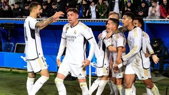 Real Madrid celebra tras ganarle al Alavés sobre la hora y posicionándose en la cima de LaLiga / Foto: AFP