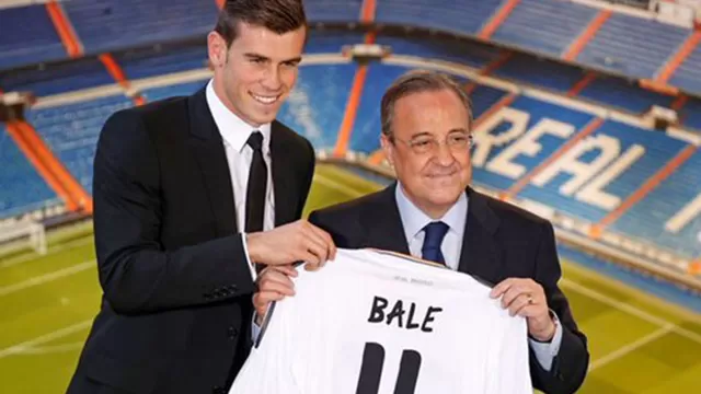 Bale con Florentino P&amp;eacute;rez en su presentaci&amp;oacute;n como jugador del Madrid.