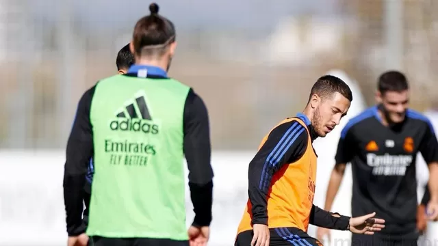 Bale completó una parte del entrenamiento junto al grupo y Dani Ceballos combinó trabajo dentro y sobre el césped. | Foto: Real Madrid