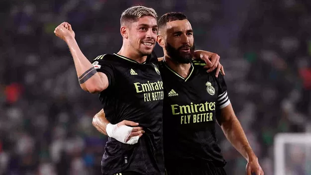 Real Madrid goleó 3-0 al Elche y se mantiene como líder de LaLiga