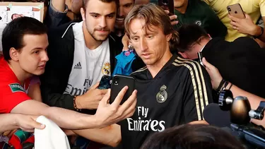 Luka Modric junto a los hinchas del Real Madrid en Montreal. | Foto: AFP