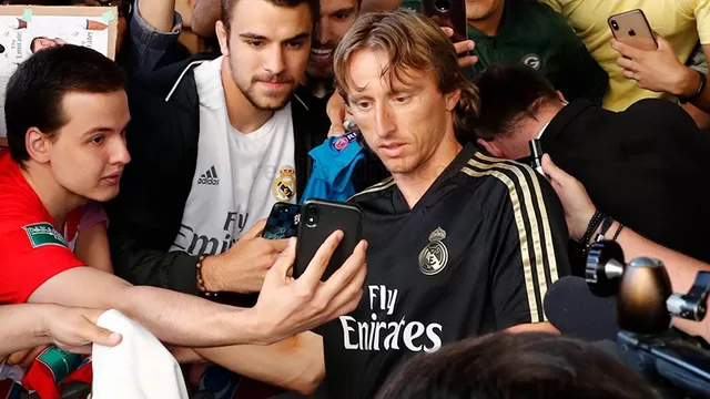 Luka Modric junto a los hinchas del Real Madrid en Montreal. | Foto: AFP