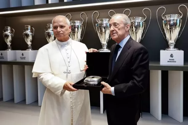 El Papa recibió una réplica del estadio madridista.(Foto: Real Madrid) El Papa recibió una réplica del estadio madridista.(Foto: Real Madrid)