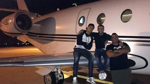 Cristiano Ronaldo posando con su jet privado.-foto-1