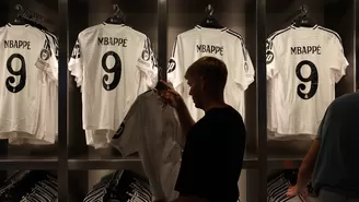 Fanáticos llegaron a la tienda oficial del Real Madrid para adquirir la camiseta de Mbappé / Foto: AFP / Video: América Deportes