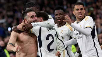 Dani Carvajal celebra junto a sus compañeros el agónico gol que les dio el triunfo frente a Almería / Foto: AFP