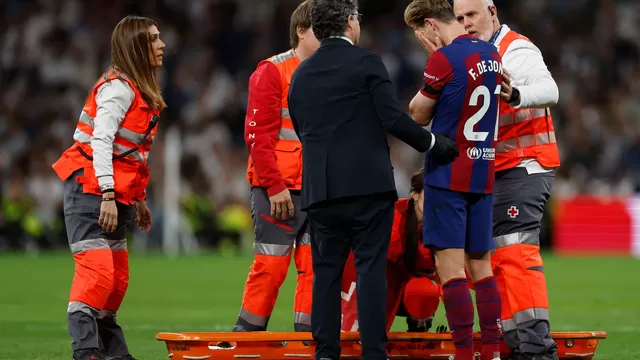 Frenkie De Jong se lamenta tras verse afectado por una lesión en el encuentro contra el Real Madrid / Foto: AFP