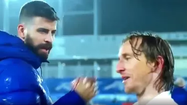 Cruce picante entre Modric y Piqué. | Video: Movistar+