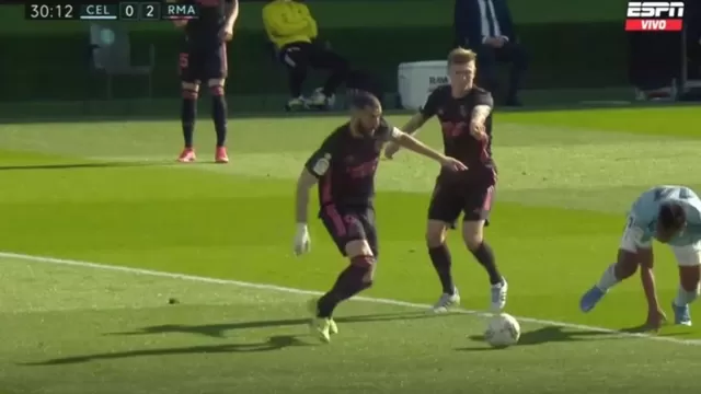 Tapia intentó salir jugando y perdió el balón frente a Kross que habilitó a Benzema. | Video: ESPN 