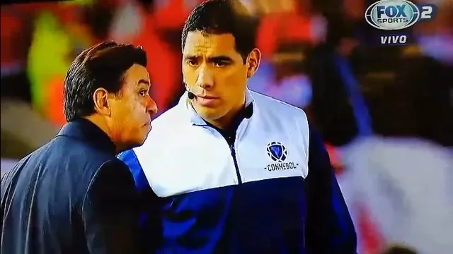 El entrenador argentino expresó su molestia al final del primer tiempo