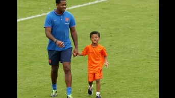 ¿Recuerdas a Patrick Kluivert?: así ejecuta su hijo los tiros libres