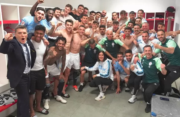 Renato Tapia en la foto de celebración en el vestuario de Celta. | Foto: Celta.