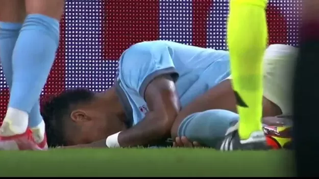 Renato Tapia pasó un susto cuando se le trabó la pierna izquierda ante Osasuna