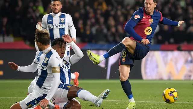 Renato Tapia abandonó el campo de juego en el tiempo de descuento de la primera mitad del partido. | Foto: AFP.