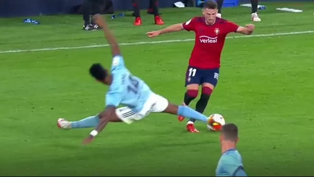 Renato Tapia se ganó la amarilla en el Osasuna vs. Celta por dura falta