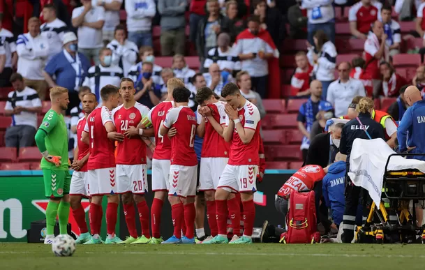 El equipo danés protegió a su jugador luego de sufrir un paro cardiaco en la Eurocopa 2021 / Foto: AFP