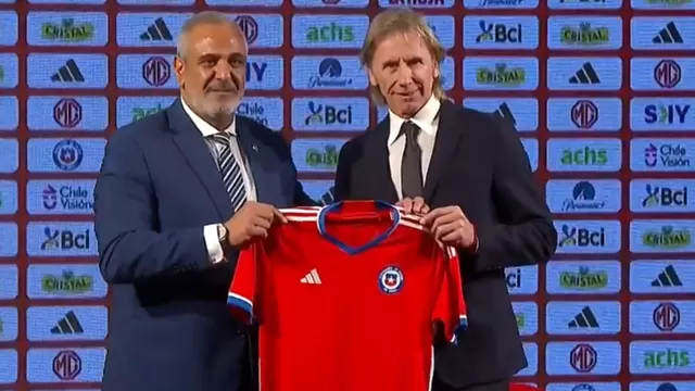 Ricardo Gareca posa con la camiseta de la Selección de Chile / Video: América Deportes