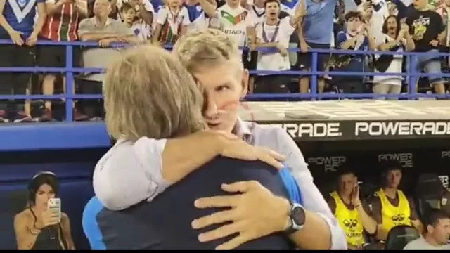 Ricardo Gareca y su emotivo abrazo con Martín Palermo en el saludo de técnicos