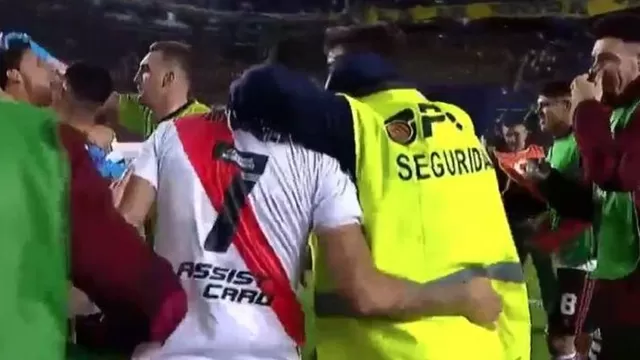 Final feliz para el agente de seguridad hincha de River Plate. | Video: Fox Sports