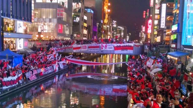 River Plate: impresionante banderazo de la barra &#39;Millonaria&#39; en Japón