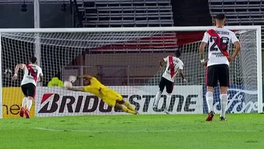 Raúl Fernández atajó penal en el Monumental.