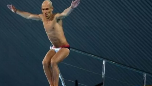 Como en Brasil 2014: Robben reapareció y en su primera jugada se mandó un &#39;piscinazo&#39;