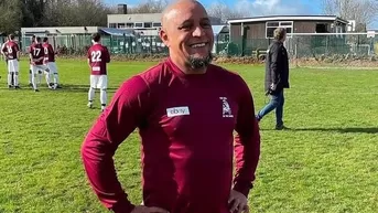 Roberto Carlos volvió a las canchas en Inglaterra y anotó un gol de penal