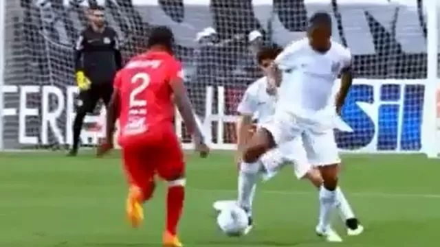 Robinho y un tremendo lujo: huacha y luego pase del desprecio