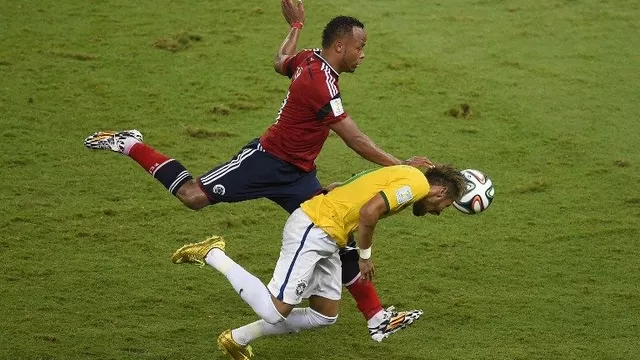 El rodillazo de Camilo Zuñiga que sacó a Neymar del Mundial-foto-1