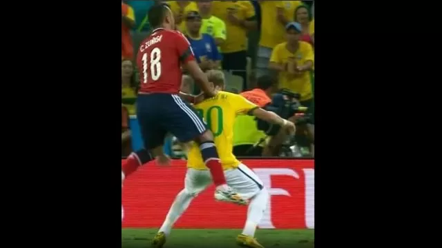 El rodillazo de Camilo Zuñiga que sacó a Neymar del Mundial-foto-6