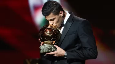 Rodrigo Hernández es el nuevo Balón de Oro 2024, recibiendo el trofeo tras ganárselo a Vinícius Junior. | Foto: AFP