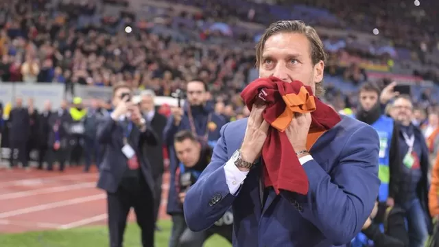 Roma homenajea a Totti, con Butragueño, Raúl y Roberto Carlos presentes | Video: @gurriato7 / RadioMARCA.