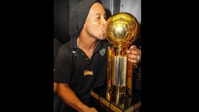 Ronaldinho alcanzó su título número 19 tras ganar la Recopa Sudamericana