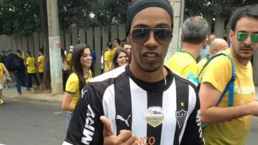 Ronaldinho apoya a su selección: Imitador confunde a mas de uno en el Mineirao