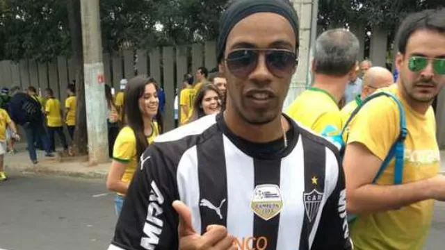 Ronaldinho apoya a su selección: Imitador confunde a mas de uno en el Mineirao