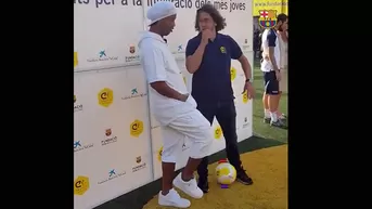 Ronaldinho aprovechó la distracción de Puyol y le hizo una 'huacha'