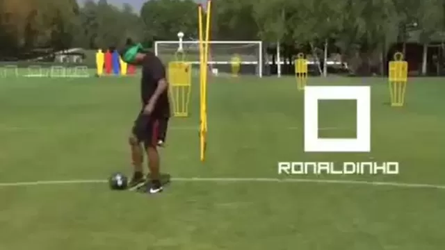 Ronaldinho: ¿cuántas 'pataditas' puede hacer con los ojos vendados?