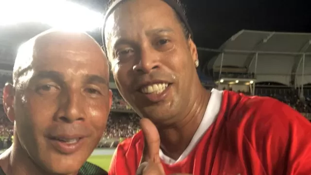 Ronaldinho junto a Mayer Candelo. | Foto: Twitter