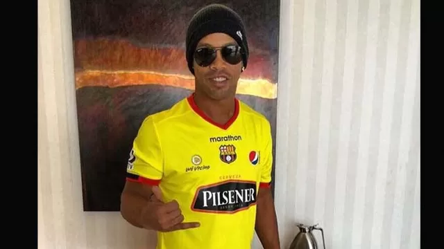 Ronaldinho emocionado por el cariño de hinchas del Barcelona de Ecuador